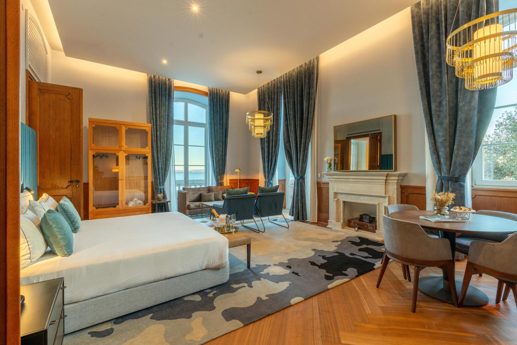 Suite con cama extragrande y vistas al río